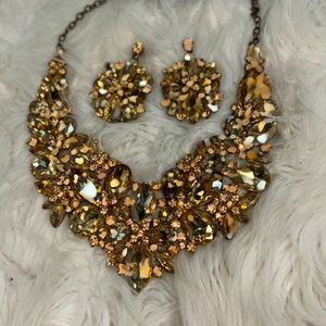 Beautiful statement necklace with matching earrings!